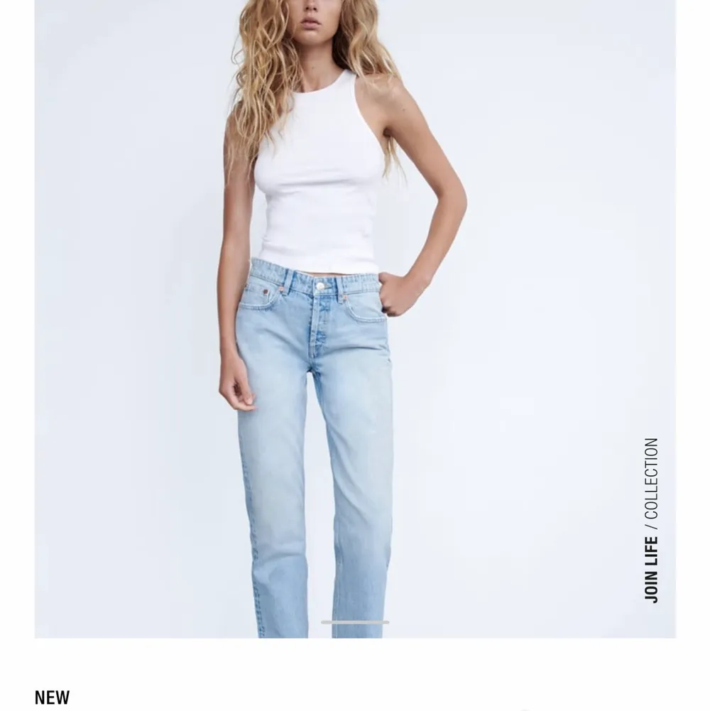 Säljer dessa jättefina midrise jeansen från zara då de är för små. Skriv privat för bild på🤍. Jeans & Byxor.