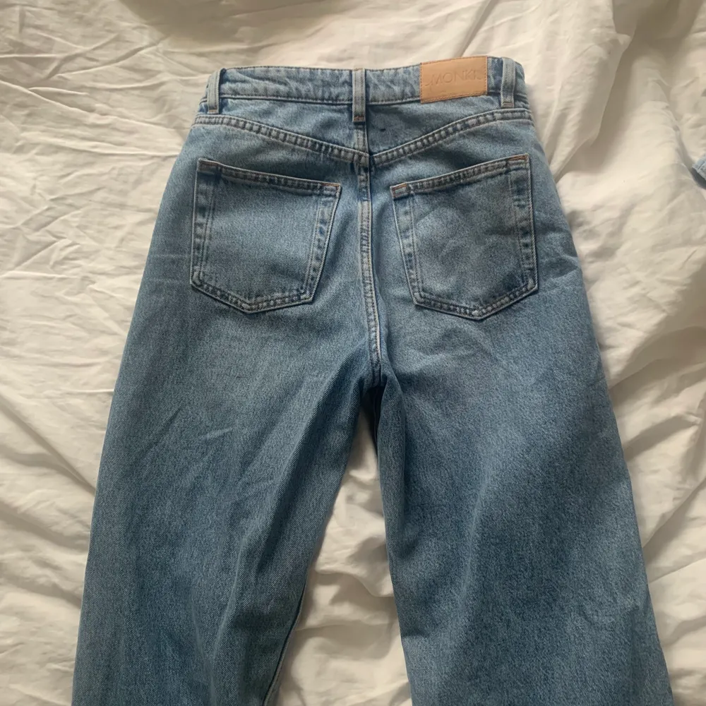 Snygga monki jeans i bra skick! Så bekväma men kommer bara inte till användning för mig längre🫶🏻. Jeans & Byxor.