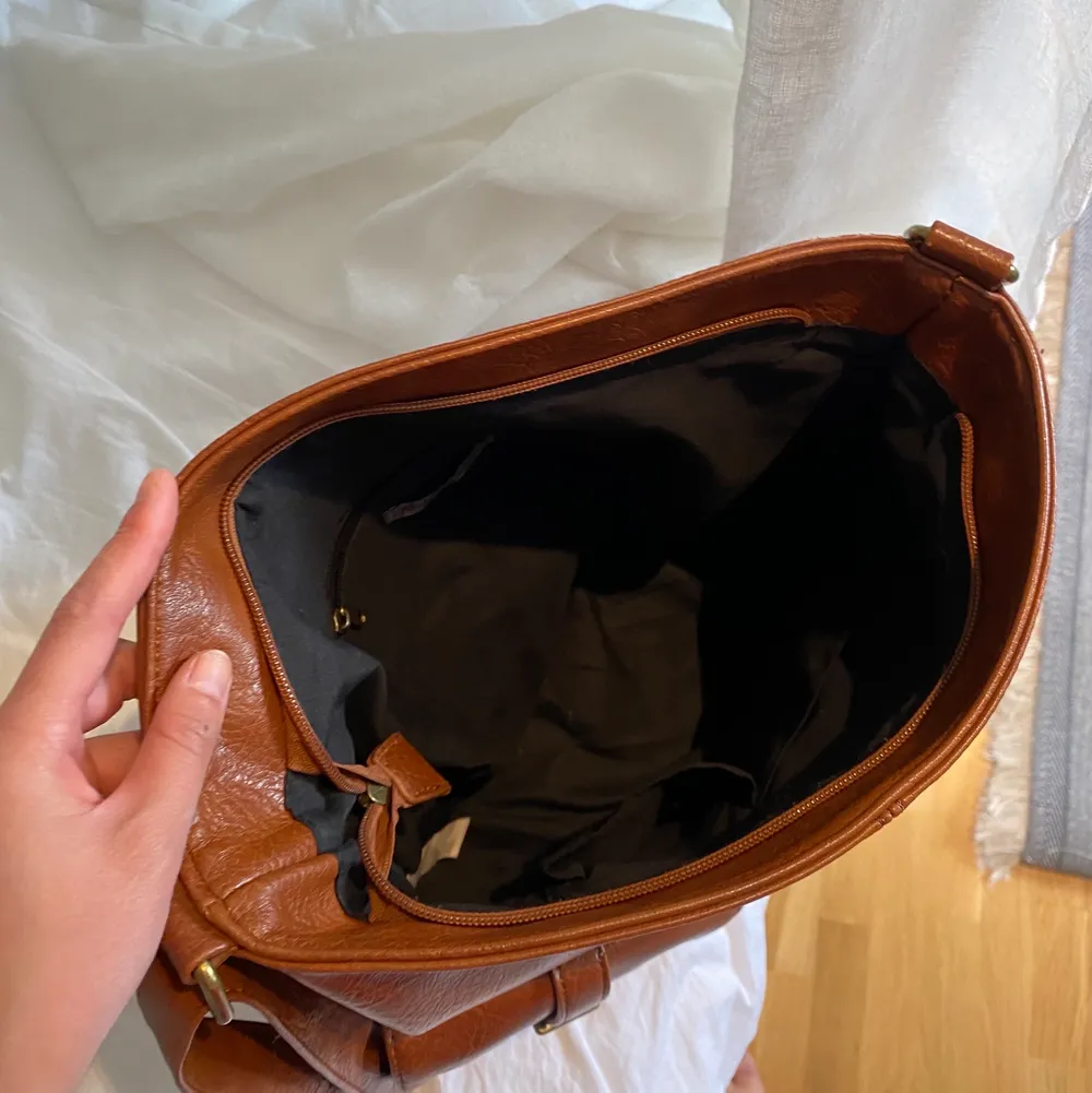Superfin läderväska från Zalando som funkar perfekt som skolväska. Använd ca 3 månader och den är fortfarande i nyskick. Köpt för 300kr    Bredd: 35 cm Höjd: 31 cm Djup: 18 cm  . Väskor.