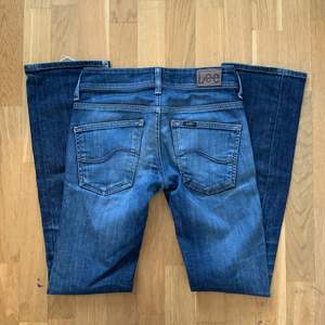 As snygga lågmidjade lee jeans, de är lite nertrampade och har hål längst ner av byxorna (kom privat för bild)💋 midjemått: 70cm & innerbenslängd: 74cm