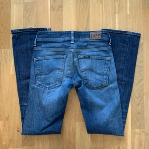 Lee jeans - As snygga lågmidjade lee jeans, de är lite nertrampade och har hål längst ner av byxorna (kom privat för bild)💋 midjemått: 70cm & innerbenslängd: 74cm