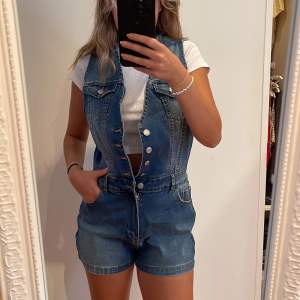 En jeans jumpsuit med shorts. Fick den av mamma men den är för stor för mig annars hade den varit jättefin :( Jag är 169 cm för referens! Storlek L men hade sagt att den passar som M också. 💗