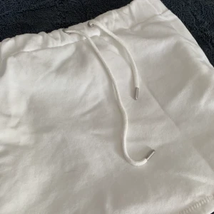Kjol från Nelly - Säljer den här kjolen från Nelly. Den är i typ mjukisbyxor material. Hittar den ej på hemsidan längre. Aldrig använd typ och i väldigt fint skick.🤍