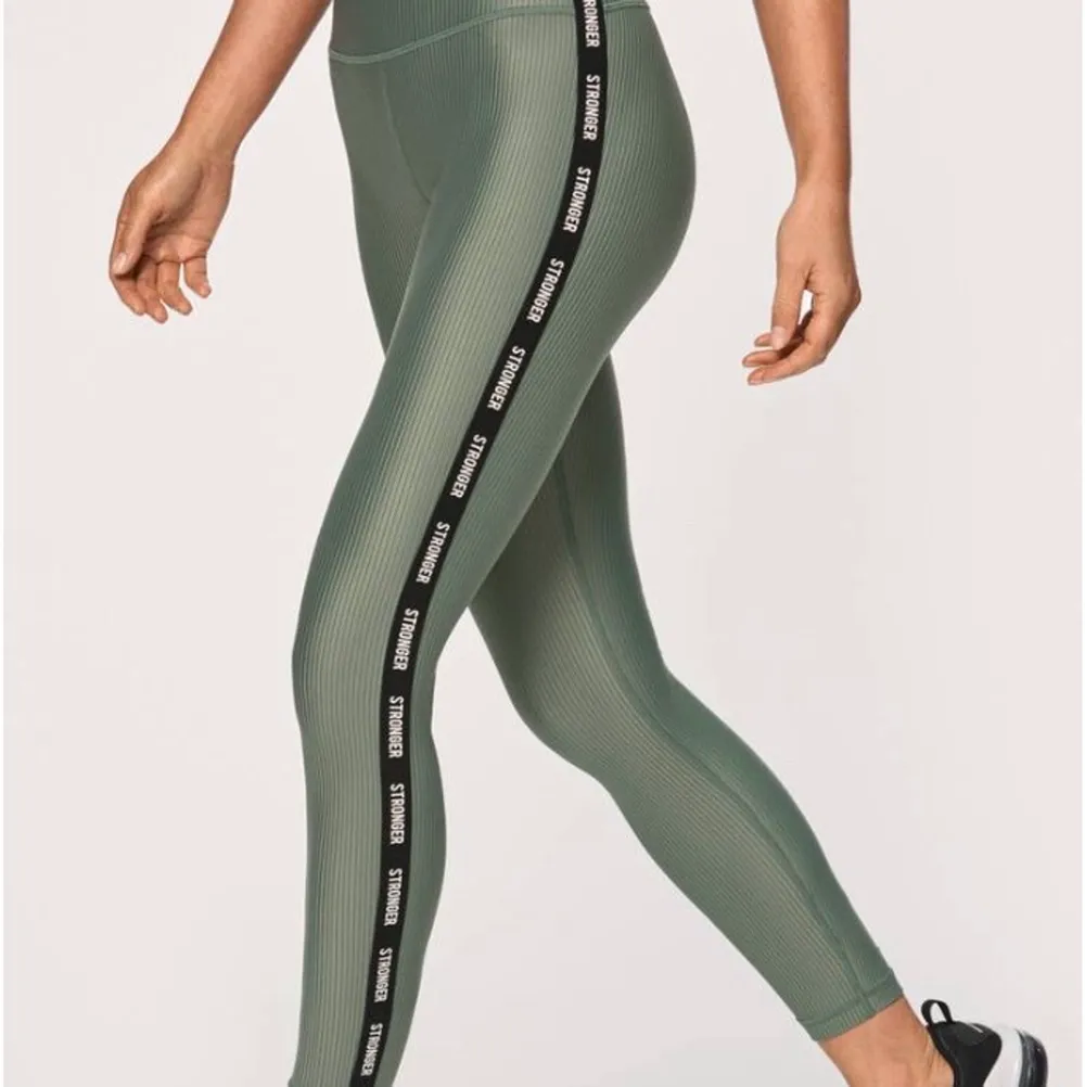 Jättefina tränings thights från Stronger! Nyskick i storlek medium🫶🏼 (köpare står för frakt) . Jeans & Byxor.