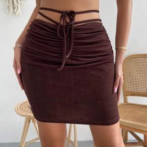 Kort brun kjol från bik bok i storlek XS