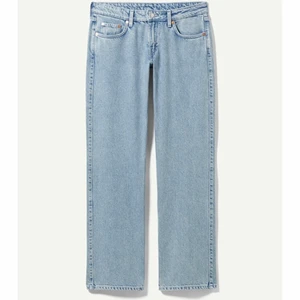 Arrow Low Straight Jeans  - Säljer de trendiga jeansen ifrån Weekday🦋 helt oanvända, bara testade. säljer pågrund av att dom var fel storlek.  Storleken är W:29 L:34  i färgen: summer blue.💙 Kontakta vid intresse eller andra frågor☺️