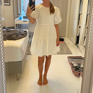 Klänning - En JÄTTE fin zara klänning, trendig och skit snygg!!👌🏼 Anvånd endast 1 gång och därför jätte fint skick, är det något så går det att tvätta bort💞Strl S och sitter perfekt på mig!