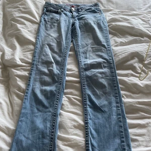 Jeans - Säljer dessa jätte snygga jeans från esprit eftersom de inte riktigt kommer till användning. De är i storlek 27 och straight leg. Kom privat för fler bilder på dem. Innerbenslängd är 79 cm och ytterben 101cm. Pris går att diskutera 