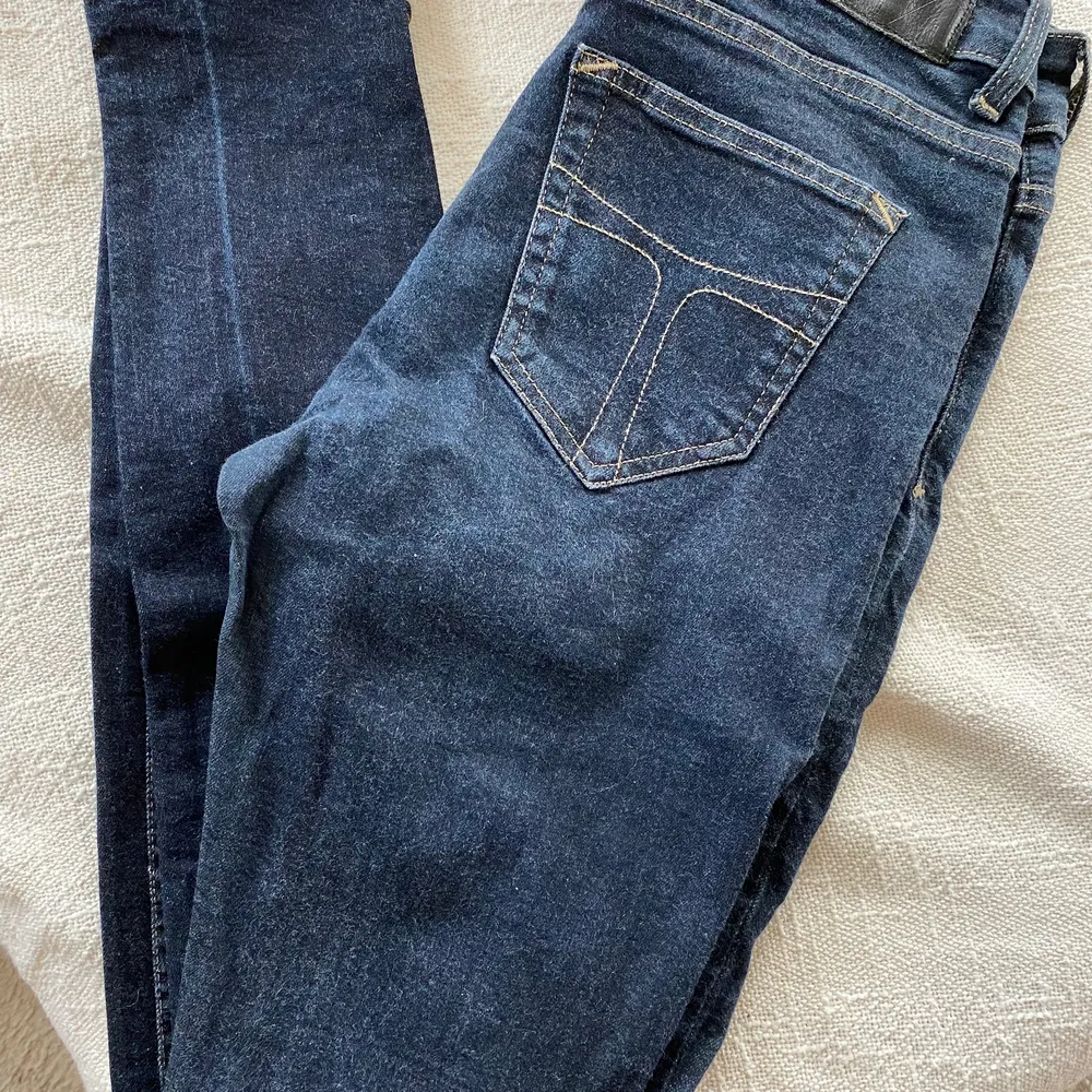 Säljer jeans från tiger of sweden då dem inte kommer till användning längre. Stretchigt material! Lite högre midja och smala nertill.  Style: slight. Jeans & Byxor.
