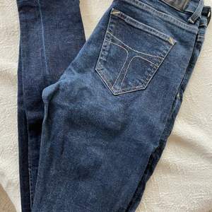 Säljer jeans från tiger of sweden då dem inte kommer till användning längre. Stretchigt material! Lite högre midja och smala nertill.  Style: slight