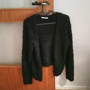 Svart kofta - Säljer min kofta eftersom den inte kommer till nån användning. Skön material som inte irriterar huden. 