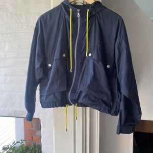 Blå tunn jacka - Blå, tunn, sportig jacka Jag kan skicka jackan (om köparen står för frakten) eller mötas upp centralt i Stockholm eller norr om Stockholm:)