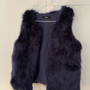 Blå pälsväst - En superfin väst i fakepäls från BikBok i storlek  S. Ett perfekt plagg inför hösten, och den blåa färgen gör den mer unik!💘 