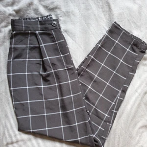 Grå kostymbyxor rutiga - Bra skick, resår i midjan, ankellånga.