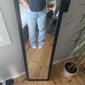 Zara mid Rise straight jeans - Säljer mina ljus blåa zara jeans då jag bytt stil o dom kommer ej till andvändning. Inte andvända mycket och i ny skick.