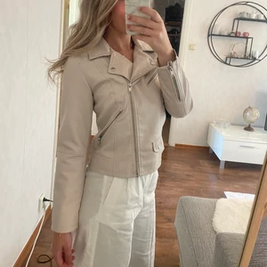Beige skinnjacka (fakeskinn) - Beige skinnjacka i fake skinn från ONLY. Storlek 34. Endast använd en gång.