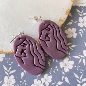 Örhängen av lera  - Handgjorda örhängen av lera. Samfraktar. Kontakta för flera bilder eventuellt video. Storlek ca 4  cm Står ej för postens slarv Kontakta för nickelfri alternativ