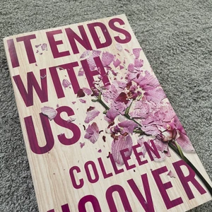 It ends with us Colleen Hoover - It ends with us av Colleen Hoover, boken är på engelska och är 13cm på bredden och 20 cm på höjden. OBS köparen står för frakten!