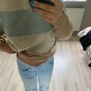 Stickad tröja - Jätteskön stickad tröja från H&M i fint skick 🤩