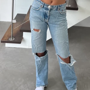 Zara mid Rise jeans med slitningar - Snyggaste jeansen från zara i mid Rise modellen som är slutsålda . Använda men i superbra skick! Säljer för 250🫶🏻 frakt ej inkluderat