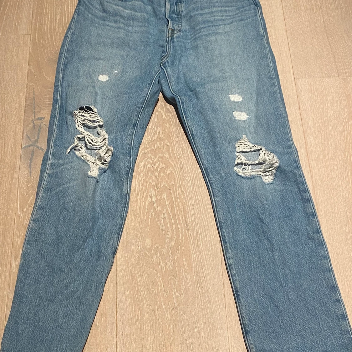 Ett par klarblåa Levi’s jeans