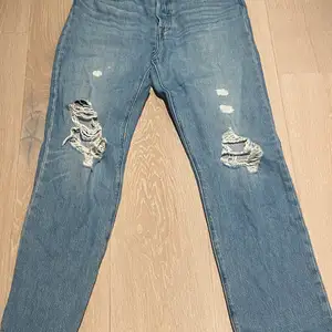 Ett par klarblåa Levi’s jeans med slitningar på knäna i storlek W26 L28. Säljer när dom tyvärr är för korta för mig och kommer inte till användning.