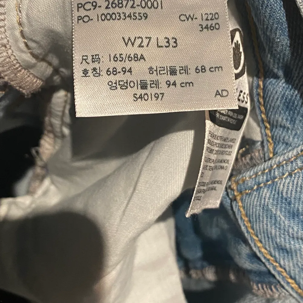 Ett par ljusblåa Levi’s jeans i storlek W27 L33. Säljs när dom inte kommer till användning längre.. Jeans & Byxor.