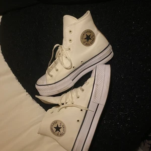 Converse  - Hej nu säljer jag mina fina kräm vita coverse! 