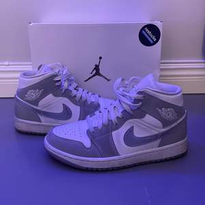 Air jordan 1 mid Wolf Grey i storlek 39. Säljs då jag inte använder de längre, köpta från restocks som är en legit sida. Använda men bra skick, pris går att diskutera💗