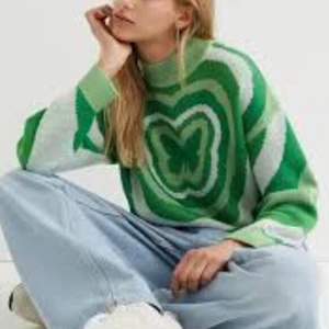 Jaquard stickad tröja - Säljer en super fin grön fjäril stickad tröja från hm💚den är i topp skick köparen står för frakten om den ska fraktas eller mötas upp i östersund!! Den har inga skador och är supermysig💕