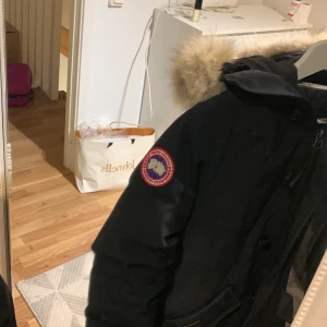 canada goose - Hej hej, säljer min canada goose Rossclair parka eftersom den är för stor för mig har igentligen XS men den är M/S. Köpt för 11899kr men säljer för 3000kr OBS! Pris kan diskuteras. Har haft i 2 år och den ser lika ny ut:)