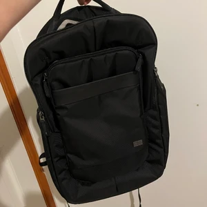 Ryggsäck  - Svart ryggsäck får plats mycket i. 