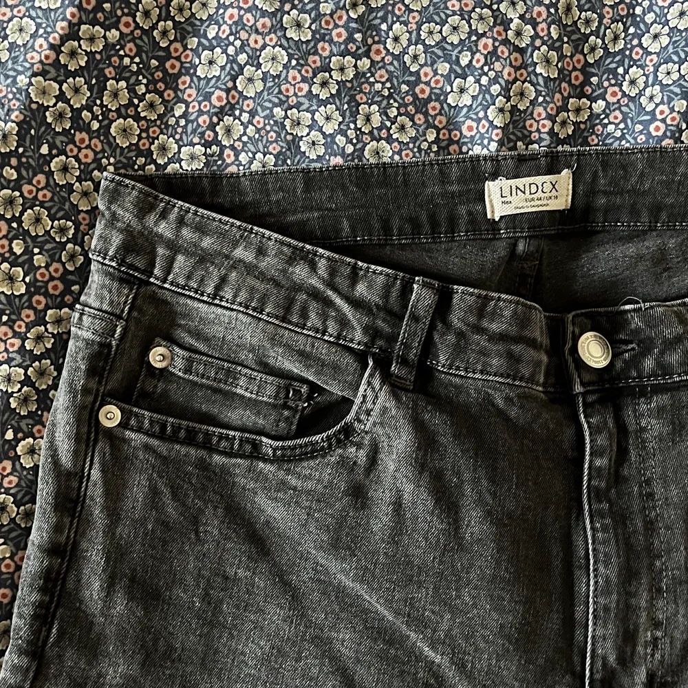 jeans från lindex i modellen nea. midwaist och straight leg. storlek 44 men skulle säga att de passar från 42. 200kr, pris kan diskuteras vid snabb affär. köparen betalar frakt. . Jeans & Byxor.