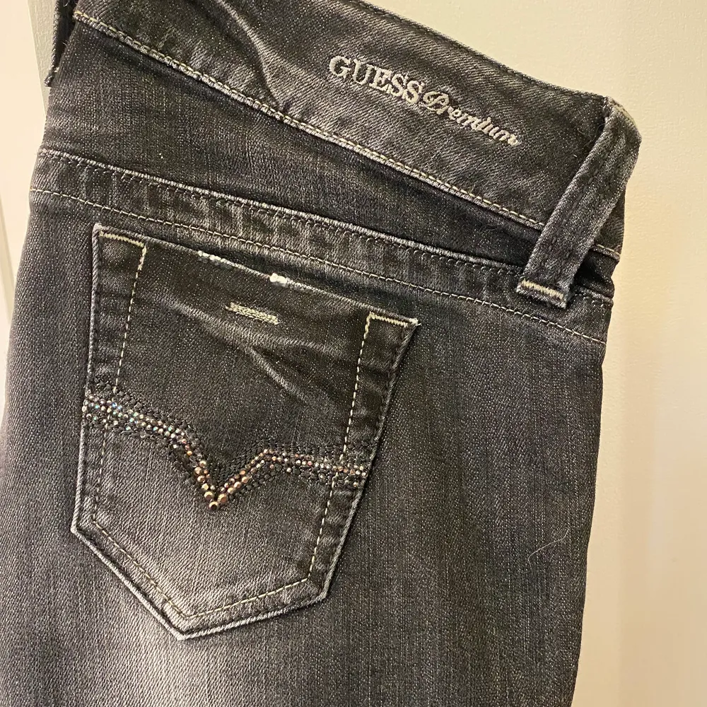 Lågmidjade straight jeans från Guess! Storlek 29, säljer pga för små för mig.  Är strl/S/M/36 . Jeans & Byxor.