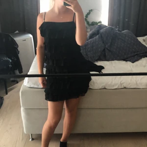 Svart kläning  - Fin svart kläning i mycket bra skick använd endast 1 gång, liten i storlek och därför jag säljer den, har normalt st 36 så den är liten i storlek, kan sänka pris via snabb affär 💕💕