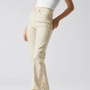 Säljer dessa beiga jeans från Weekday då de blivit försmå. I modellen Rowe. Strl 25x28, men avklippta så passar mig som är ca 158. Endast använda fåtal gånger. 150kr + frakt