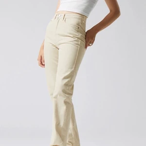 Beiga jeans - Säljer dessa beiga jeans från Weekday då de blivit försmå. I modellen Rowe. Strl 25x28, men avklippta så passar mig som är ca 158. Endast använda fåtal gånger.