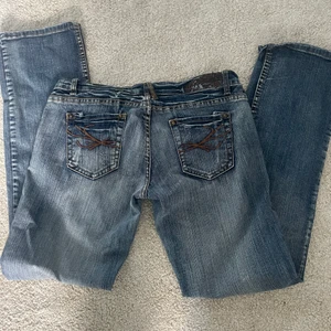 Lågmidjade jeans - Säljer otroligt snygga lågmidjade jeans som är tyvärr för stora för mig. Storlek 38 på byxorna , säljer direkt för 400kr, DOM FINNS FORTFARANDE KVAR!