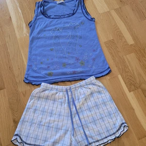 Pyjamassett  - Jättegulligt pyjamassett från Jialin Collection. Det står storlek M, men skulle säga att den passar S mer. Kan fraktas, men köparen står för frakten 💕