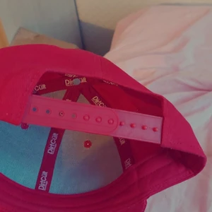 Dirtcült Keps  - Jag säljer denna helt ny, bara testad. Passar alla då den är justerbar på baksidan.   