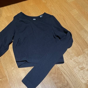 Croppad träningströja - Använd sparsamt och säljer då den ej används!