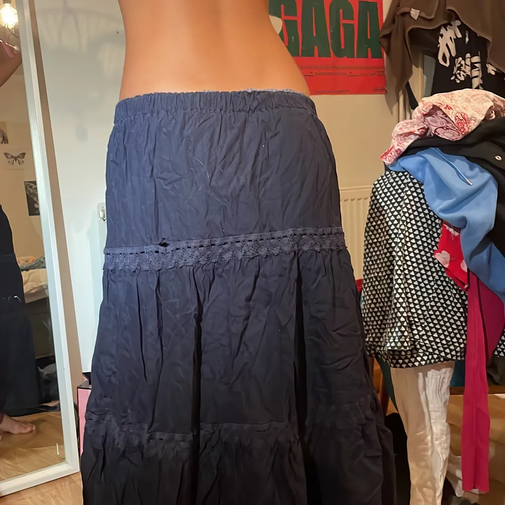En fin lång vintage kjol, möts upp och fraktar. Kjolar.