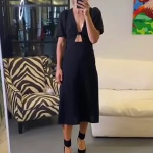 Hm klänning svart - Söker denna klänning från hm 2020 (lånad bild), helst i storlek 36 eller 38 eller S eller M