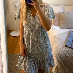 Blommig klänning - En klänning från NA-KD. Klänningen är knappt använd och fint skick! Bara att höra av sig vid mer bilder!