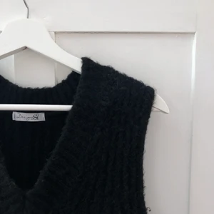 Stickad väst - Svart stickad väst från DesignbySi i fint skick! Frakt på 52kr tillkommer