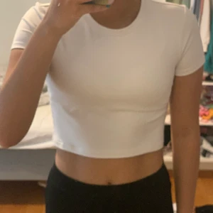 Vit t-shirt - Helvit croppad t-shirt från monki, inga fläckar eller skador, använd sparsamt och det är en xxs/xs skulle jag säga, säljer för 80kr inklusive frakt.