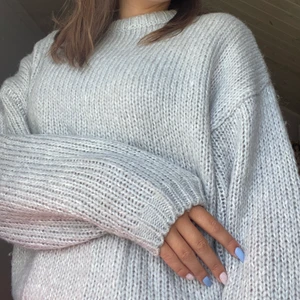 Grå stickad tröja - Använd men i bra skick. Från hm köpt för nått år sedan. Köparen står för frakten Budgivning igång!