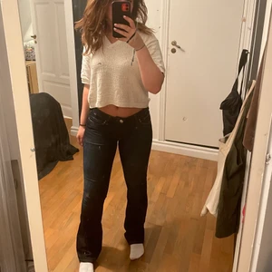 Lågmidjade jeans - lågmidjade jeans köpt från zalando med märket mavi som knappt är använda sjukt trendiga just nu! ordinarie pris 629kr och passar mig bra som är 165cm lång och normalt bär 36 i jeans 🤍🤍 skriv för mer info
