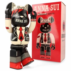 Bearbrick Anna Sui sz 400% - Bearbrick Anna Sui till salu i size 400% från japanska medicom toy. Helt ny i obruten kartong.   Är från säsongen -2021.
