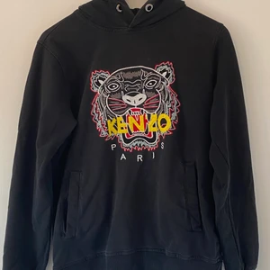Kenzo hoodie strl S - Kenzo hoodie strl S. Kan diskutera om priset. Köparen betalar frakten.
